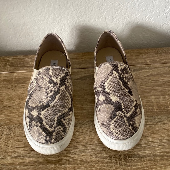 ❌SOLD❌ Steve Madden Safary, faux snakeskin slip on sneaker - size 7 - Picture 2 of 7